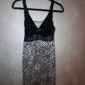 NWT: Black & white nightgown